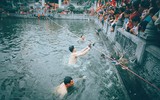 Sôi động trò chơi bắt vịt tại hội làng Vạn Phúc